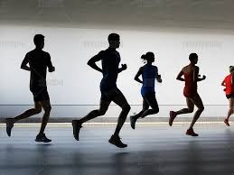 湖人三连胜！詹姆斯30+8+8，赛后老詹抱住墨菲，小乔丹去找东契奇